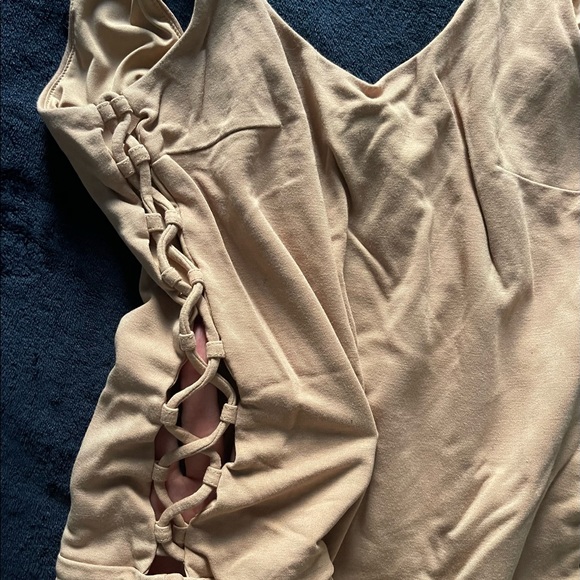 Premium quality bodysuit with classy cut out design on side - Picture 3 of 5